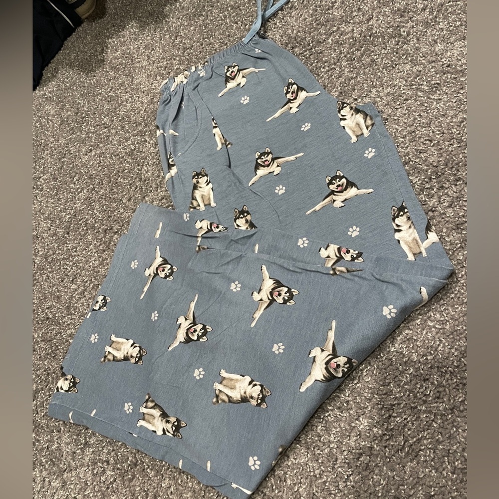 Comfies brand. Blue husky print. Size medium. Pj bottoms with pockets